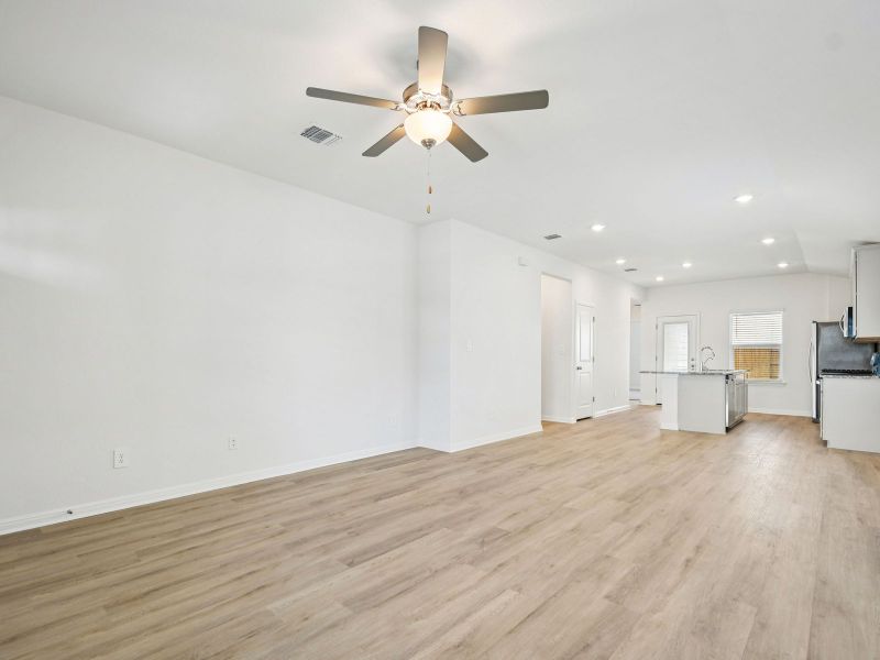 Spacious, unfurnished interior of a new home in Prairie Winds - Reserve Collection, Hutto (Image 5).