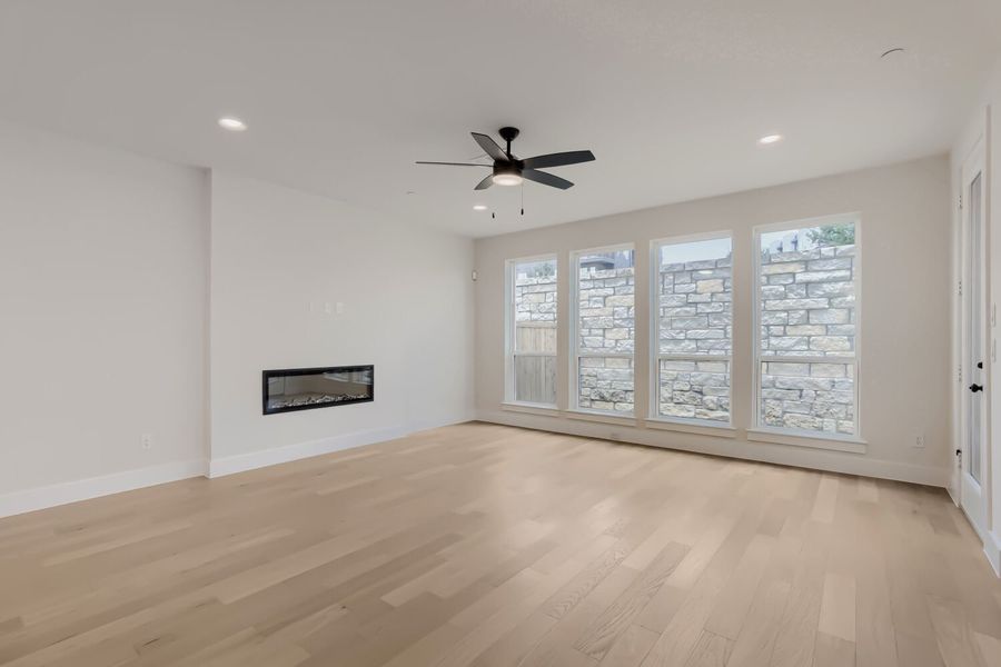 3137 Sir Judge - Living Area