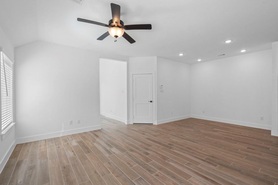 Spacious, unfurnished interior of a new home in Meridiana, Iowa Colony (Image 14). Spacious, unfurnished interior of a new home in Meridiana, Iowa Colony (Image 14).