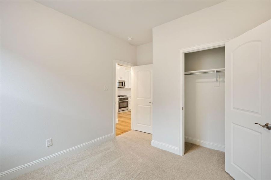 Spacious, unfurnished interior of a new home in Creekside, Royse City (Image 15).