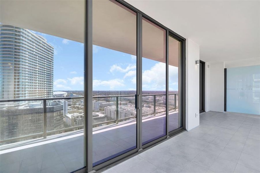 Condo located in St. Petersburg, FL showcasing its design and architecture (Image 30).