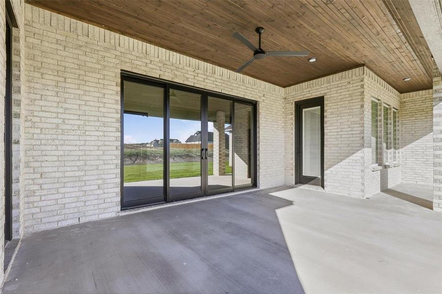 Exterior details and patio area of a home in Aledo Heights - Aledo ISD, Aledo (Image 20).