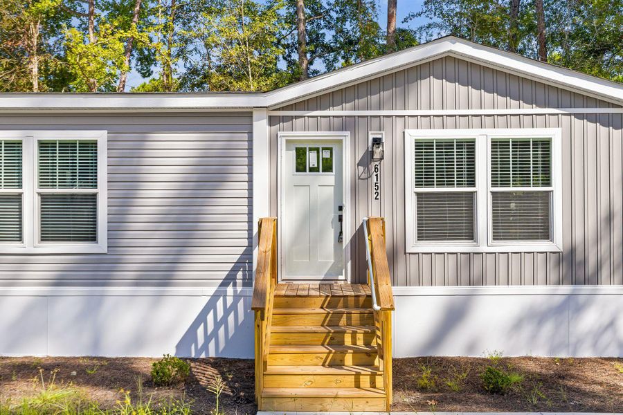 Exterior details and patio area of a home in , Ravenel (Image 24).