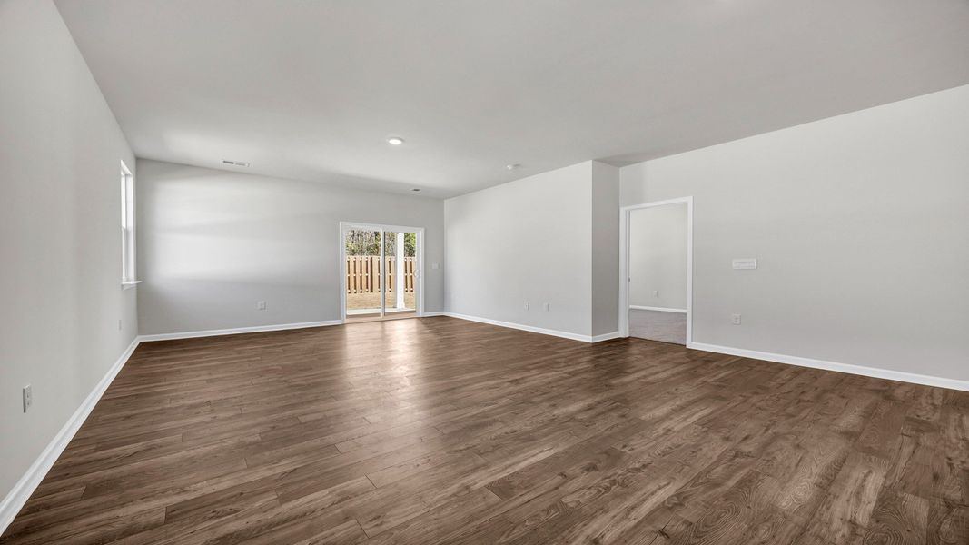 Spacious, unfurnished interior of a new home in Meadowview Plantation, Sumter (Image 12).