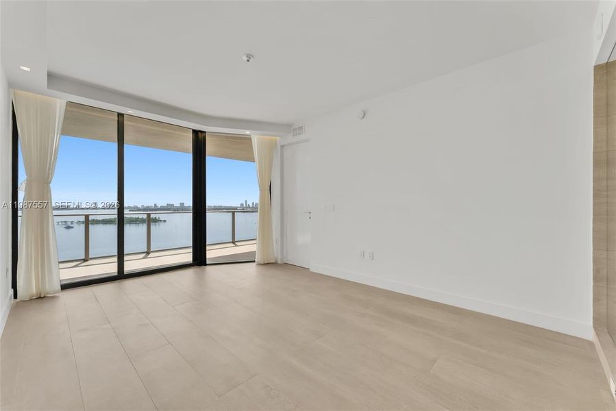 Spacious, unfurnished interior of a new home in Aria Reserve, Miami (Image 20).