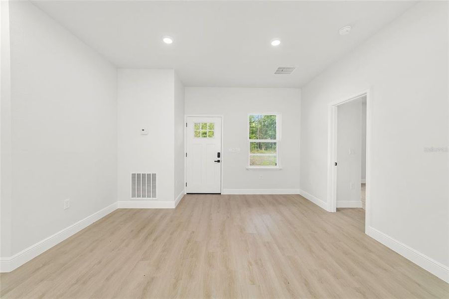 Spacious, unfurnished interior of a new home in , Citrus Springs (Image 25).