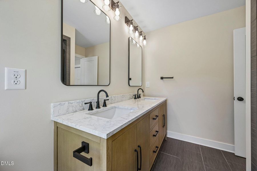 26-web-or-mls-Berwyn Ave-S1405-026