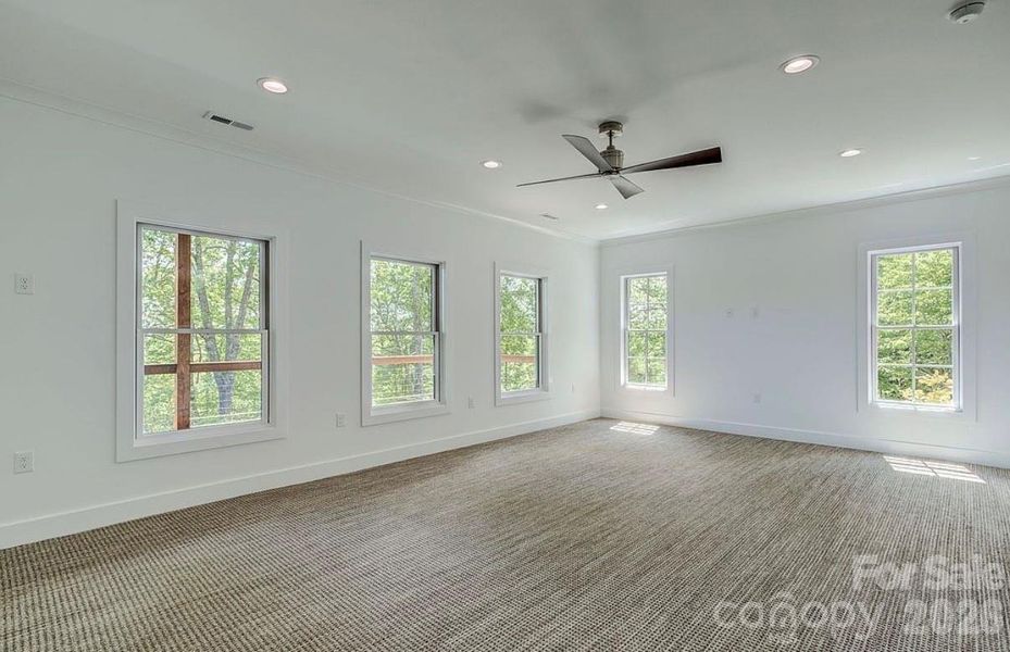 Spacious, unfurnished interior of a new home in , Newland (Image 26).