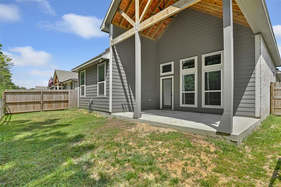 Exterior details and patio area of a home in , Anahuac (Image 4).