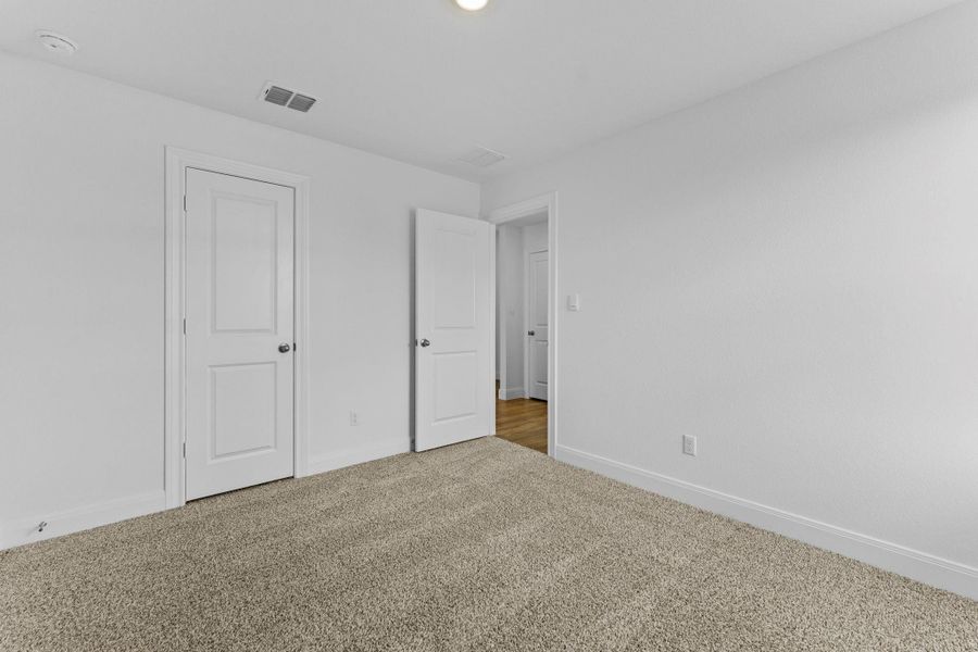 Spacious, unfurnished interior of a new home in Railhead, Cedar Creek (Image 37).