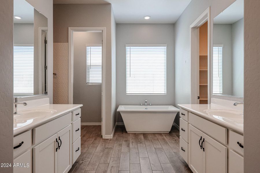 Soaking tub