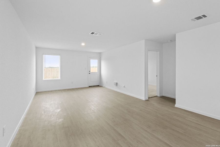 Spacious, unfurnished interior of a new home in Spring Grove, St. Hedwig (Image 11).