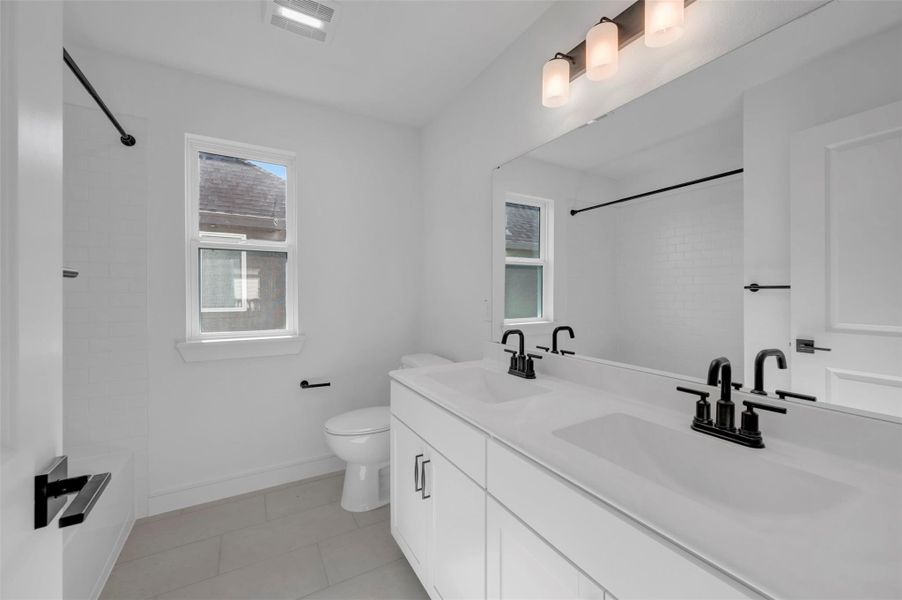 Hall bath (*Photo not of actual home and used for illustration purposes only.)