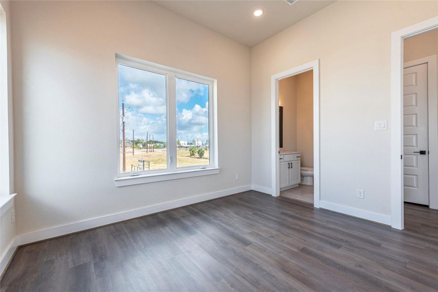 Spacious, unfurnished interior of a new home in , Seabrook (Image 24).