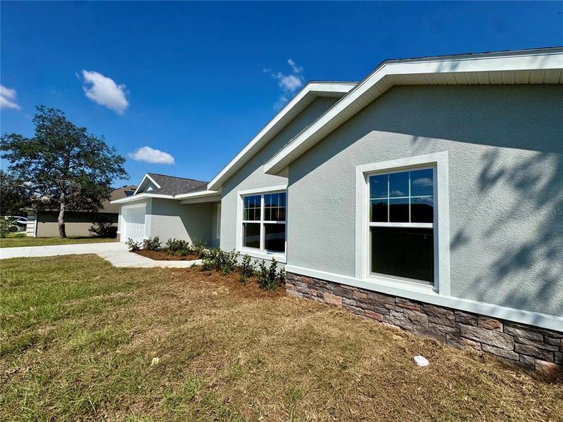 Exterior details and patio area of a home in , Dunnellon (Image 19).