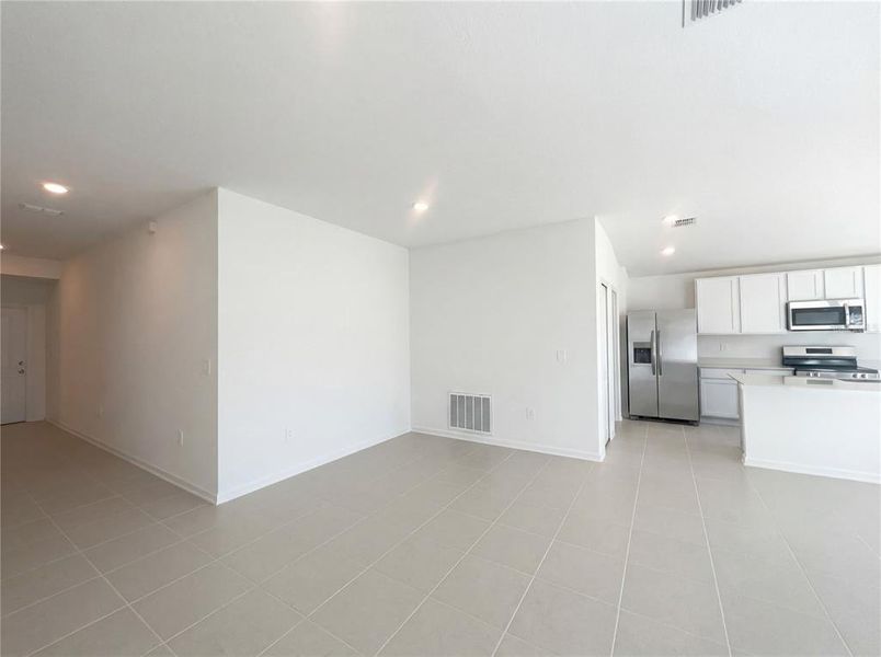 Spacious, unfurnished interior of a new home in Peace Creek Reserve, Winter Haven (Image 15).