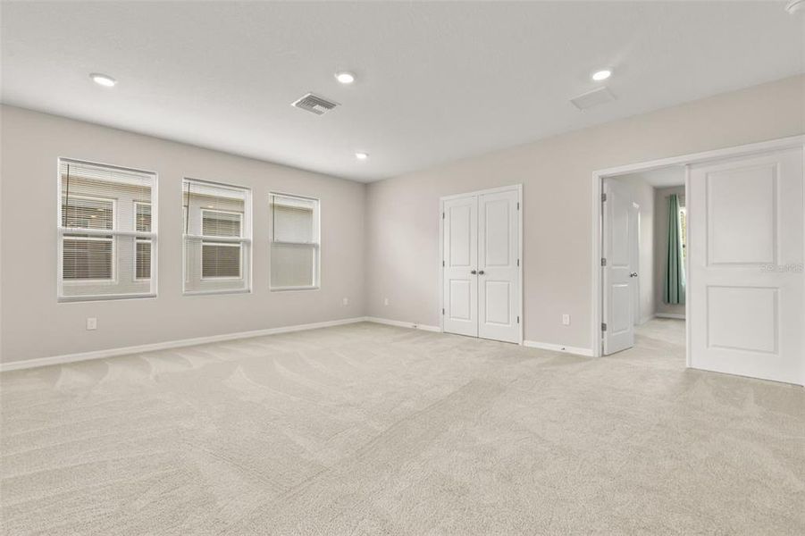 Spacious, unfurnished interior of a new home in Deerbrook, Land O' Lakes (Image 19).