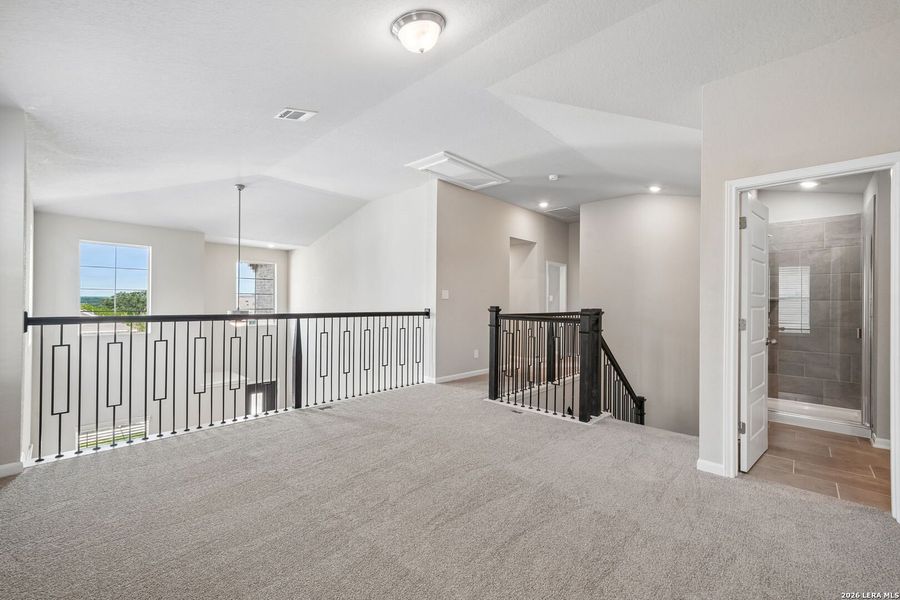Spacious, unfurnished interior of a new home in Thomas Pond, San Antonio (Image 32).