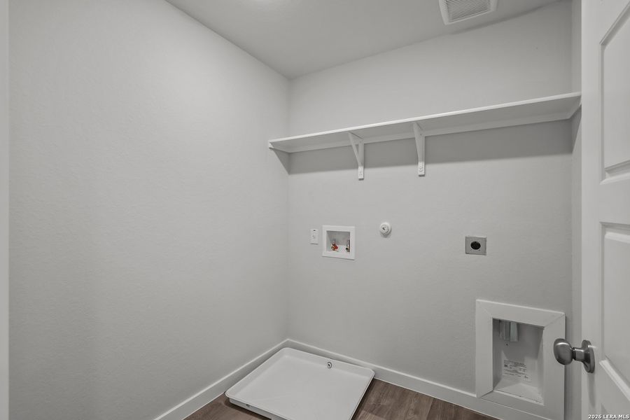 Spacious, unfurnished interior of a new home in Senna, Leon Valley (Image 26).