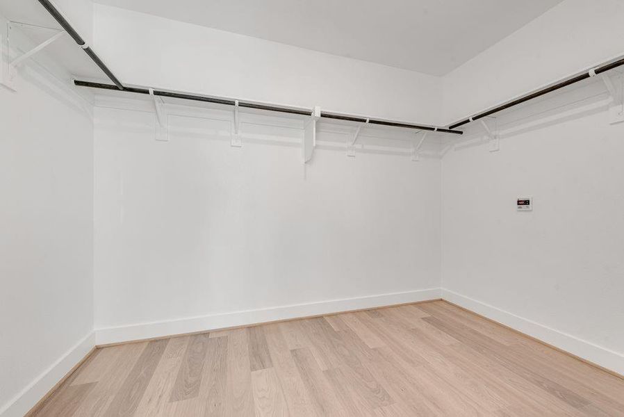 Spacious, unfurnished interior of a new home in Heath Golf & Yacht Club, Heath (Image 34).