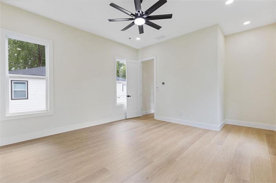 Spacious, unfurnished interior of a new home in , Atlanta (Image 27).