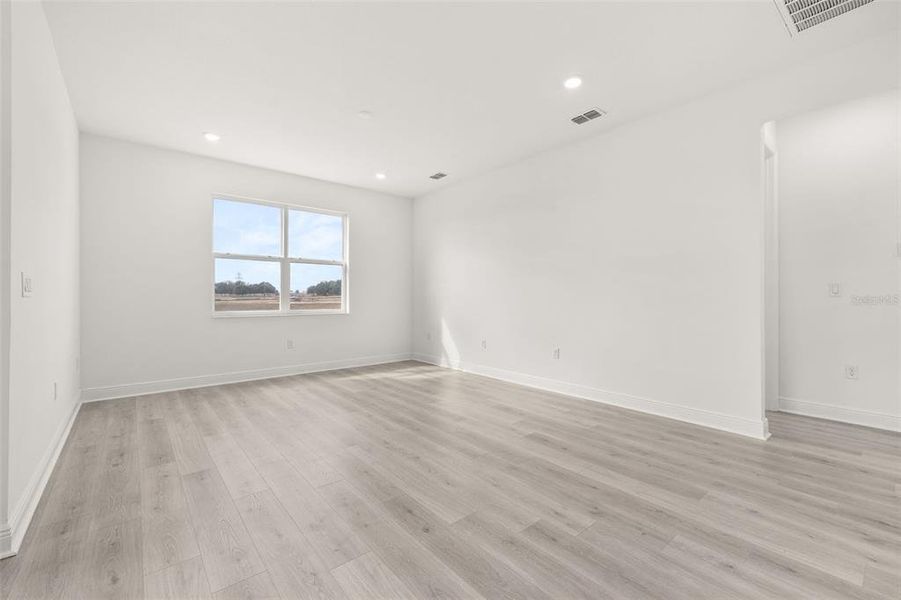 Spacious, unfurnished interior of a new home in Reserve at Hammock Oaks, Lady Lake (Image 18).