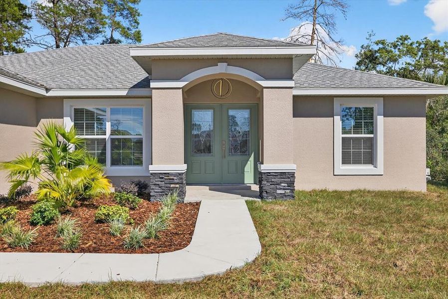Exterior details and patio area of a home in , Weeki Wachee (Image 1).