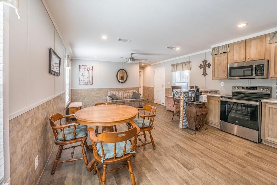 eat in kitchen open to living area