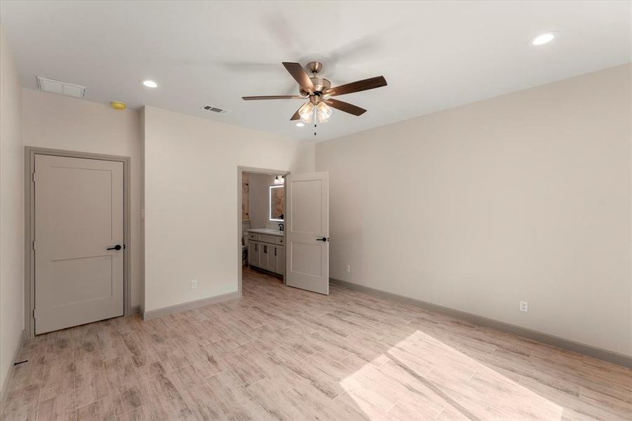 Spacious, unfurnished interior of a new home in , Gun Barrel City (Image 21). Spacious, unfurnished interior of a new home in , Gun Barrel City (Image 21).