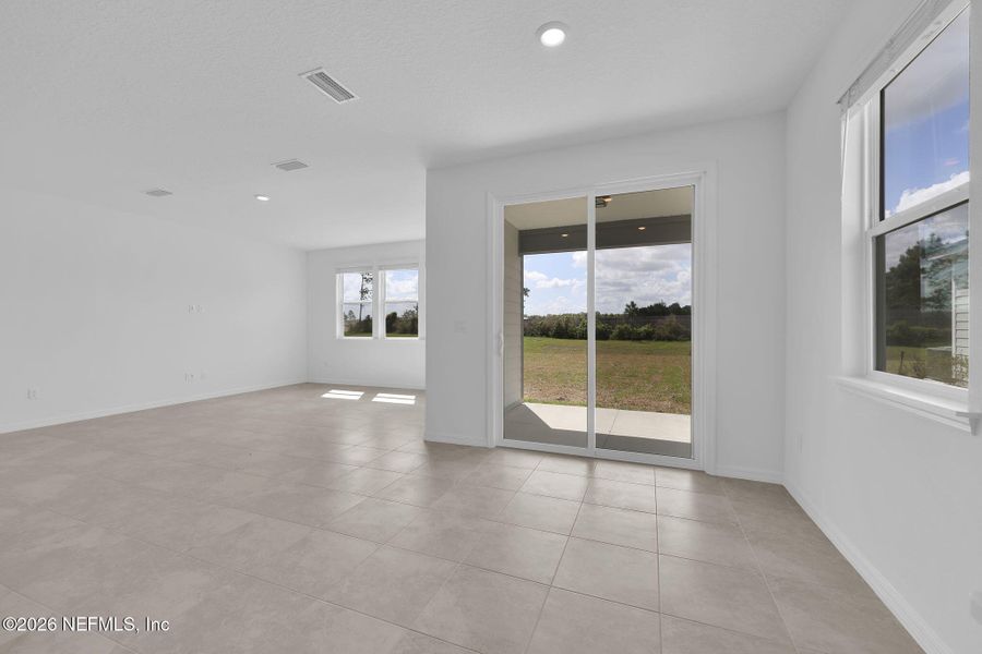Spacious, unfurnished interior of a new home in Hyland Trail, Green Cove Springs (Image 16).