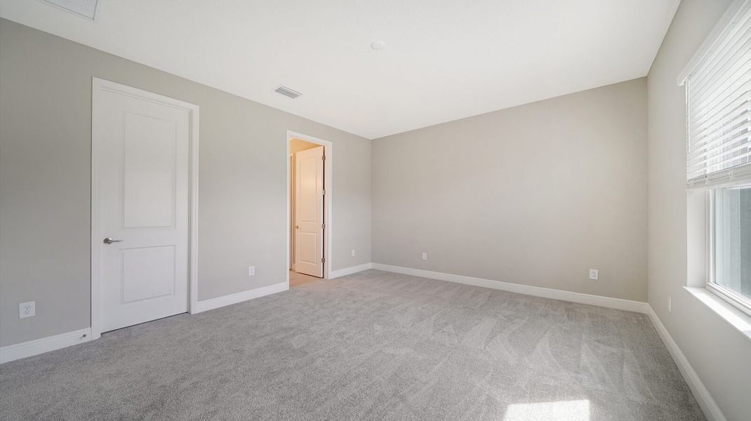 Spacious, unfurnished interior of a new home in Windward, Sarasota (Image 22).