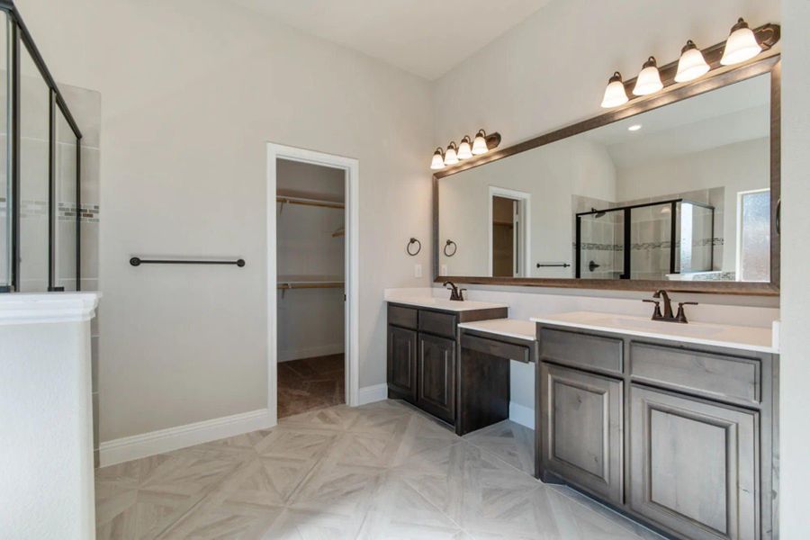 Primary Bathroom | Concept 2555 at Massey Meadows in Midlothian, TX by Landsea Homes