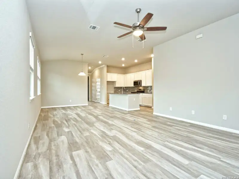 Spacious, unfurnished interior of a new home in Thomas Pond, San Antonio (Image 8). Spacious, unfurnished interior of a new home in Thomas Pond, San Antonio (Image 8).