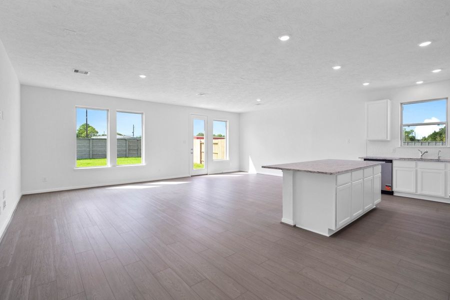 Spacious, unfurnished interior of a new home in Davina, Rosenberg (Image 9).