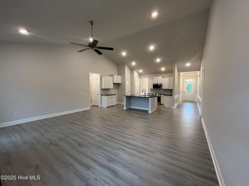Spacious, unfurnished interior of a new home in Palmetto Creek, Bolivia (Image 16).