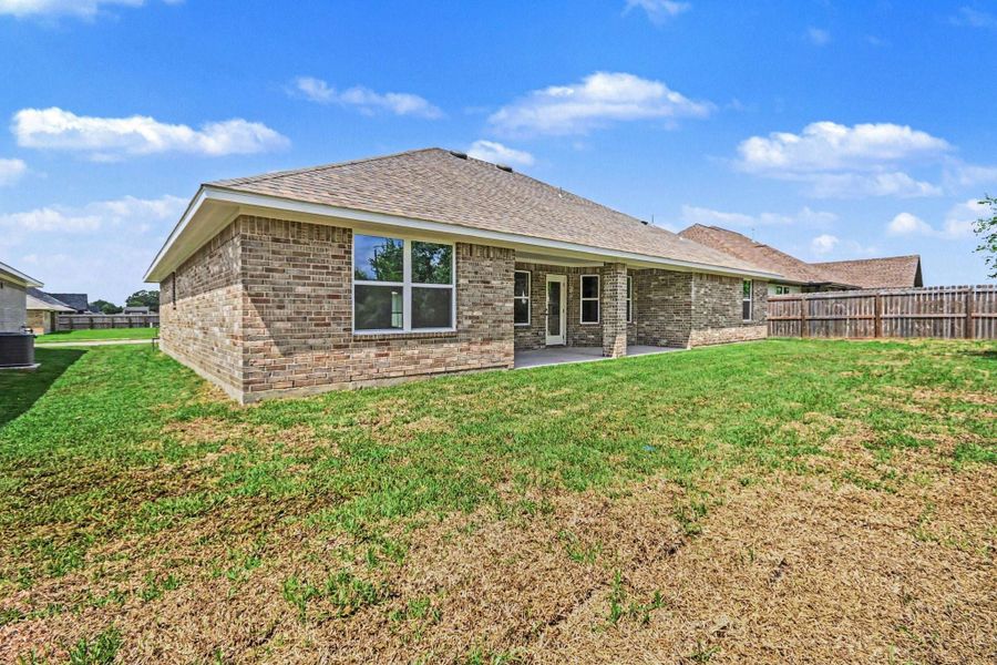 Exterior details and patio area of a home in , Angleton (Image 19).