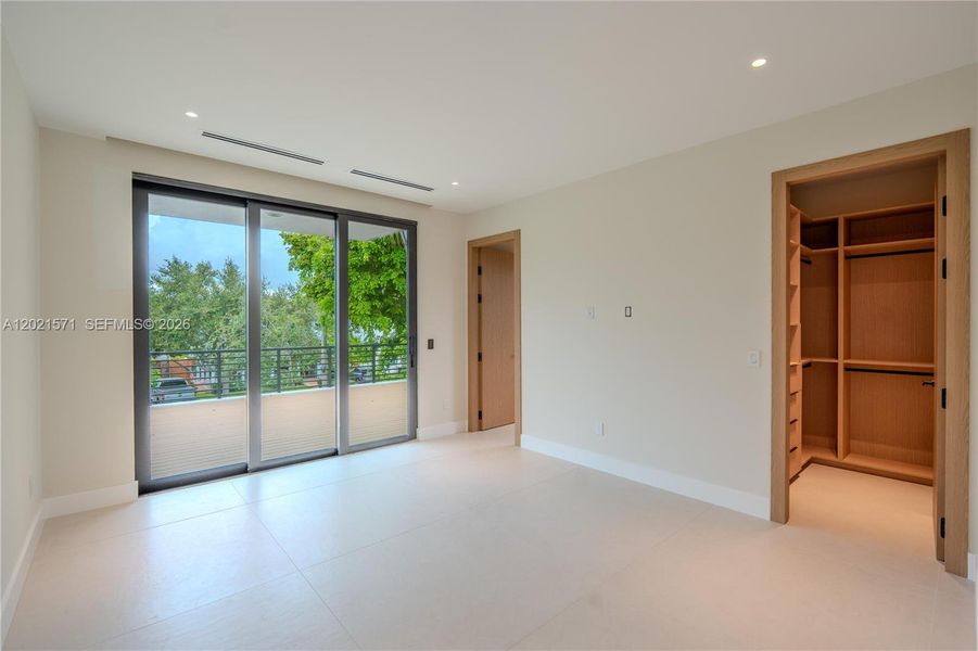 Spacious, unfurnished interior of a new home in , Fort Lauderdale (Image 35).