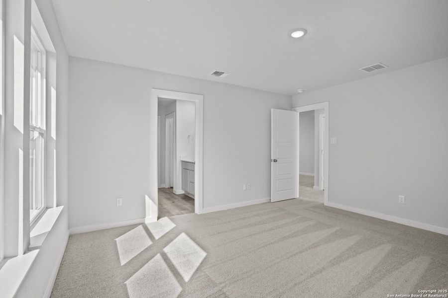 Spacious, unfurnished interior of a new home in Rosemont Hill, San Antonio (Image 24).
