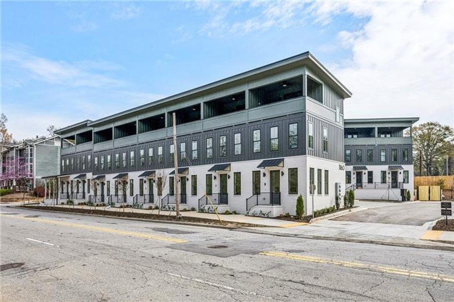Condo located in Atlanta, GA showcasing its design and architecture (Image 4).