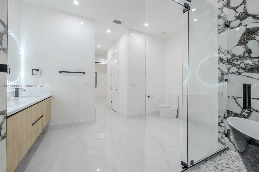 Furnished interior view inside a new home in , Cape Coral (Image 9).