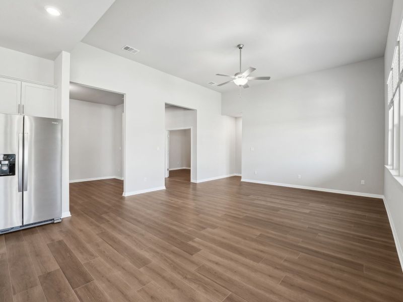 Spacious, unfurnished interior of a new home in Big Sky Ranch - Executive Collection, Dripping Springs (Image 10).