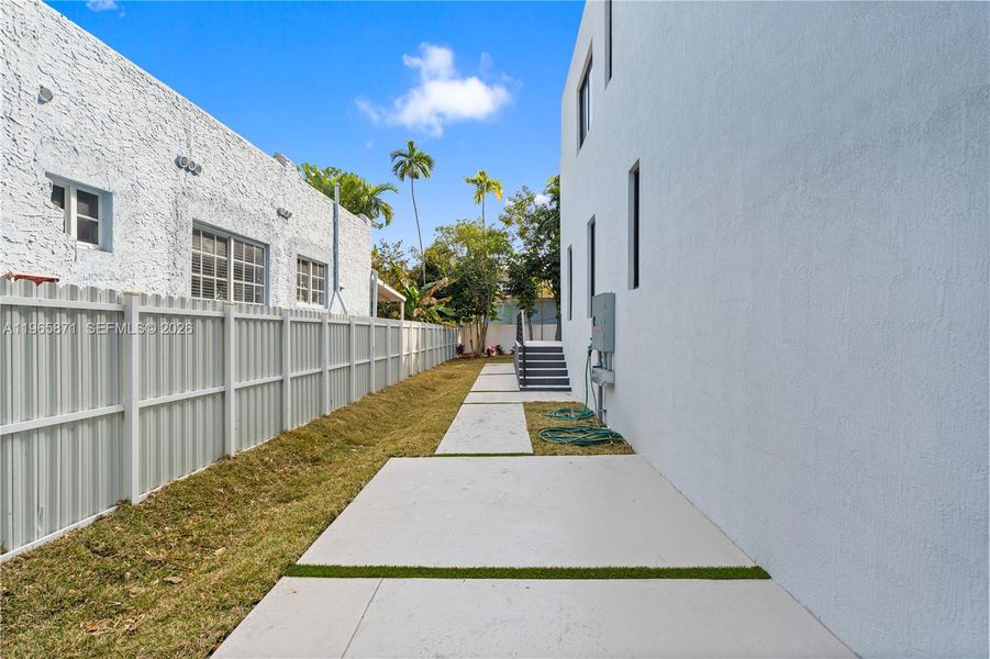 Exterior details and patio area of a home in , Miami (Image 30).