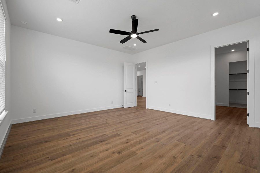 Spacious, unfurnished interior of a new home in Hallimore Ranch, Rosenberg (Image 23).