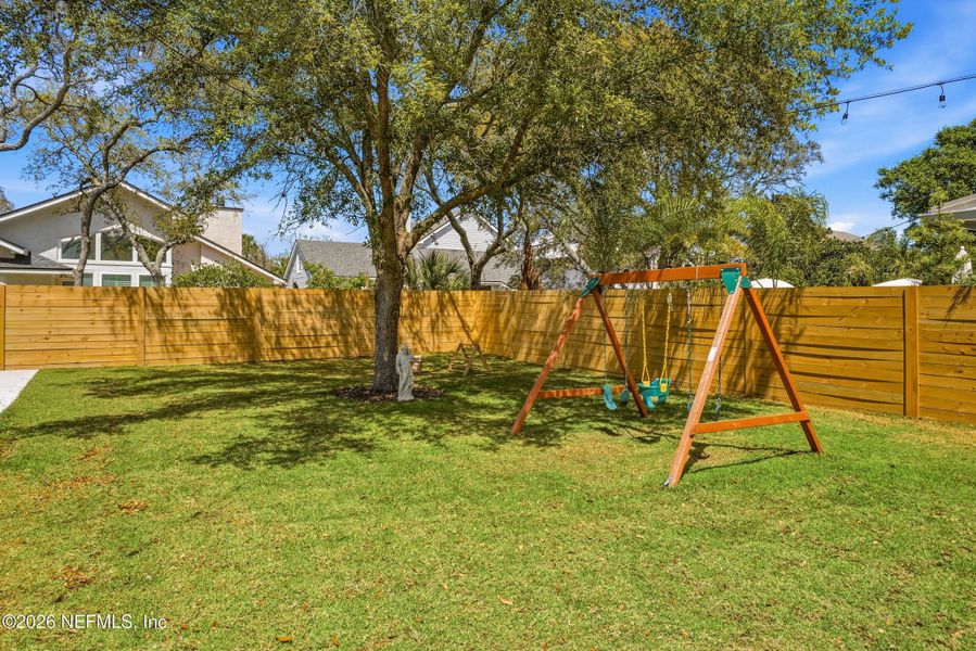 Exterior details and patio area of a home in , Ponte Vedra Beach (Image 30).
