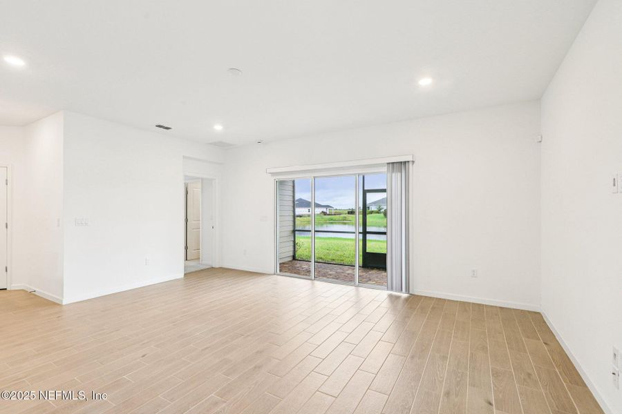 Spacious, unfurnished interior of a new home in , Green Cove Springs (Image 43).