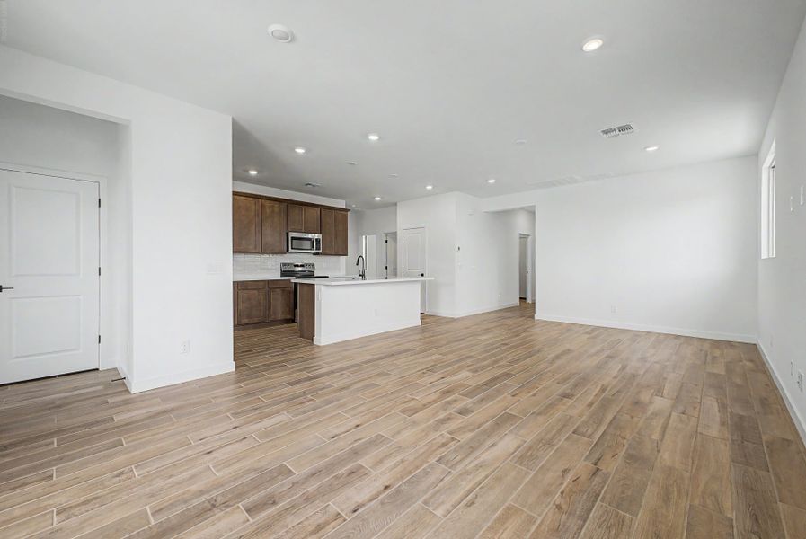 Spacious, unfurnished interior of a new home in Bentridge, Buckeye (Image 10).