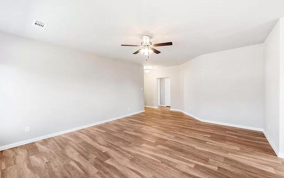 Spacious, unfurnished interior of a new home in Perkinsville, Chino Valley (Image 10).