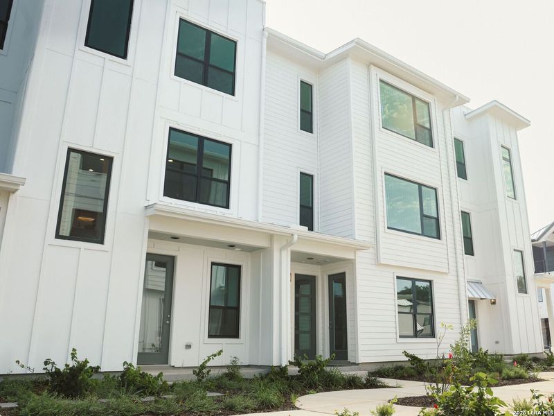 Condo located in San Antonio, TX showcasing its design and architecture (Image 3).