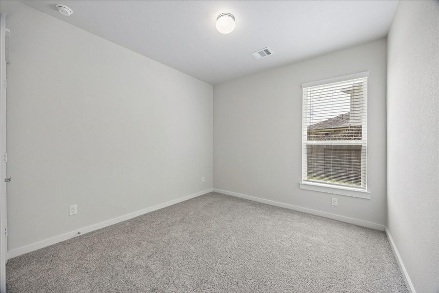 Spacious, unfurnished interior of a new home in Sierra Vista, Iowa Colony (Image 18).