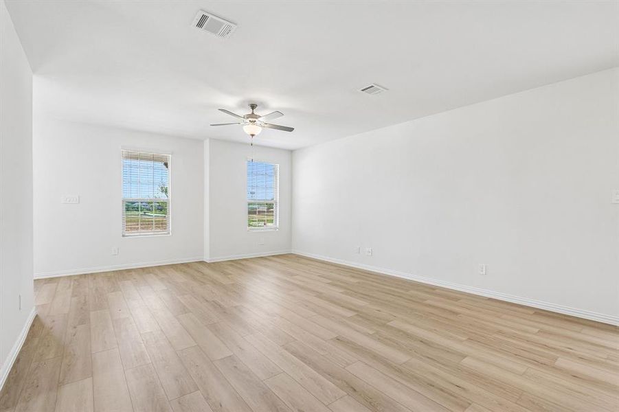 Spacious, unfurnished interior of a new home in Oak Ridge Park, Corinth (Image 30).